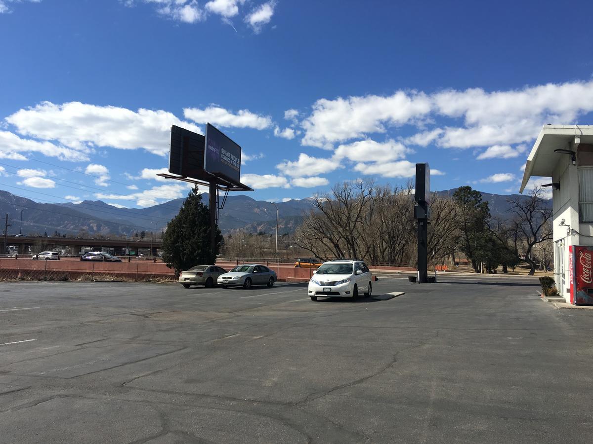 Howard Johnson By Wyndham Colorado Springs Hotel Exterior photo